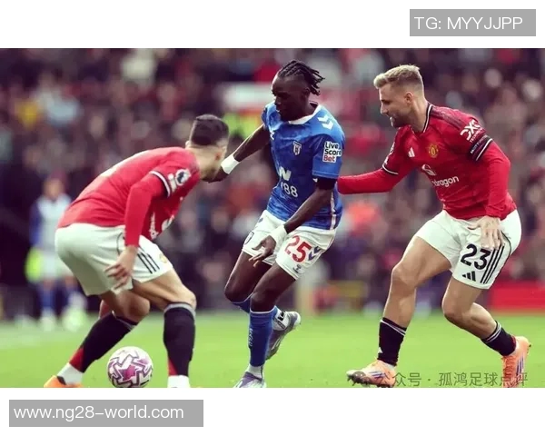 英超焦点战曼联逆转利物浦红牌争议引发热议与转会传闻